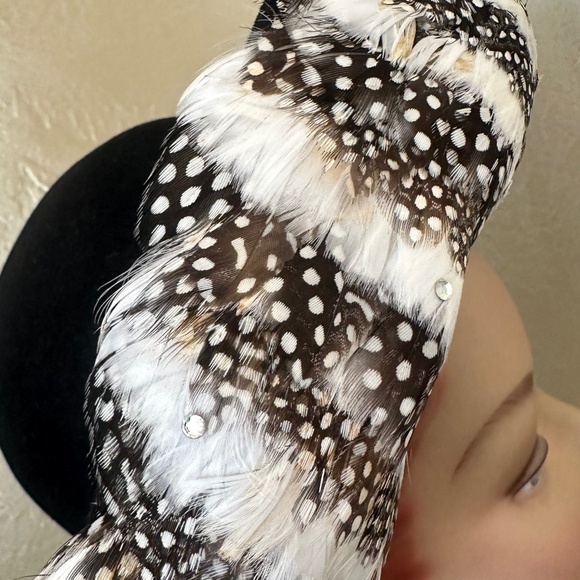 ORNATE 1960s\' BLACK FELT UPTURNED WIDE BRIM HAT + BLACK.WHITE SPOTTED  FEATHERS main image 8